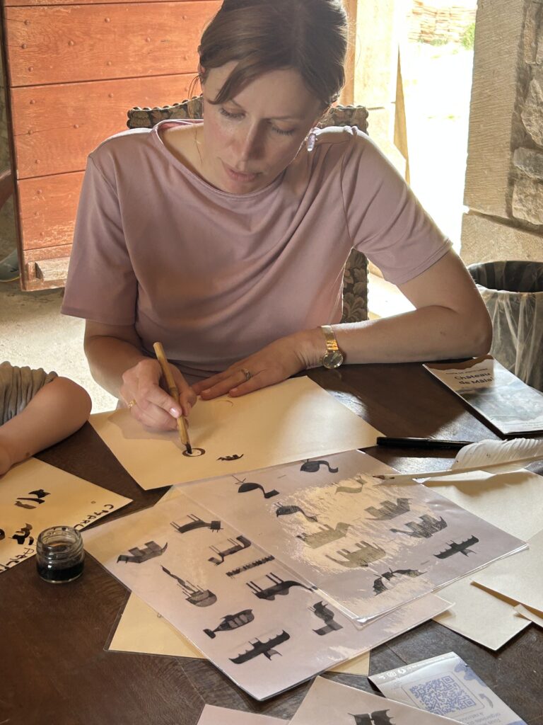 Jodie Fleck, artiste venue proposer une initiation à la calligraphie